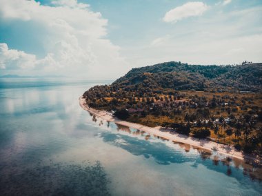 Güzel tropikal plaj ve deniz hurma ve koh samui Adası seyahat ve tatil için diğer ağacında havadan görünümü