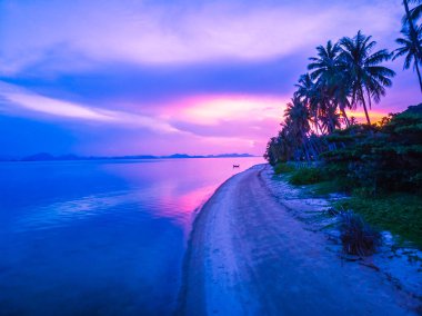Güzel tropikal plaj ve deniz hurma ve koh samui Adası Tayland tatil ve seyahat için günbatımı zaman diğer ağacında havadan görünümü