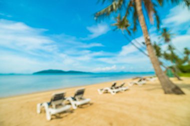 Soyut bulanıklık ve tropikal plaj ve deniz seyahat ve tatil için Hindistan cevizi hurma ağacı arka plan ile defocused