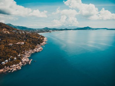 Güzel tropikal plaj ve deniz hurma ve koh samui Adası seyahat ve tatil için diğer ağacında havadan görünümü