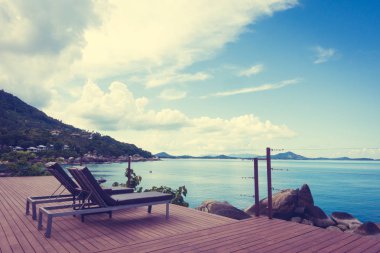 Güzel tropikal deniz okyanus ve mavi gökyüzü arka plan Oda Veranda balkon seyahat ve tatil için