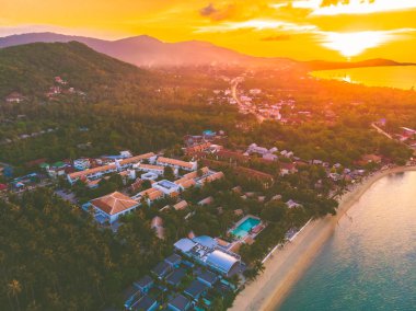 Güzel tropikal plaj ve deniz hurma ve koh samui Adası Tayland tatil ve seyahat için günbatımı zaman diğer ağacında havadan görünümü