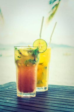 Mojito cam tropikal deniz okyanus ve Plajı manzaralı içme buz