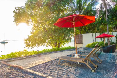 Güzel tropikal deniz okyanus ve plaj şemsiye ve sandalye seyahat ve tatil için