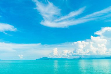 Güzel beyaz bulut mavi gökyüzü ve deniz ya da okyanus arka planı için