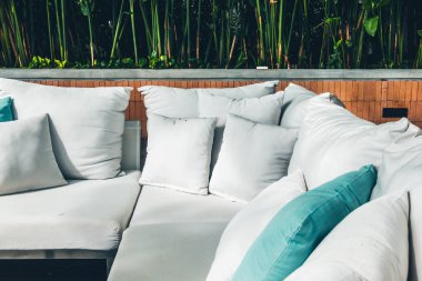 Kanepe dekorasyon açık veranda tropikal ve doğa manzaralı konforlu yastık