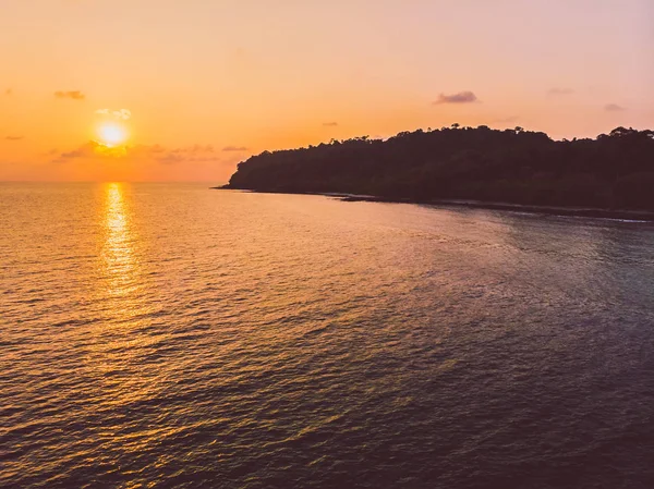 Cennet Adası üzerinde güzel bir plaj ve deniz günbatımı zaman Hindistan cevizi hurma ağacı ile havadan görünümü