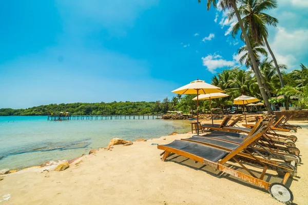 Şemsiye ve güzel tropikal plaj ve deniz paradise Island Seyahat ve tatil için Hindistan cevizi hurma ağacı ile sandalye