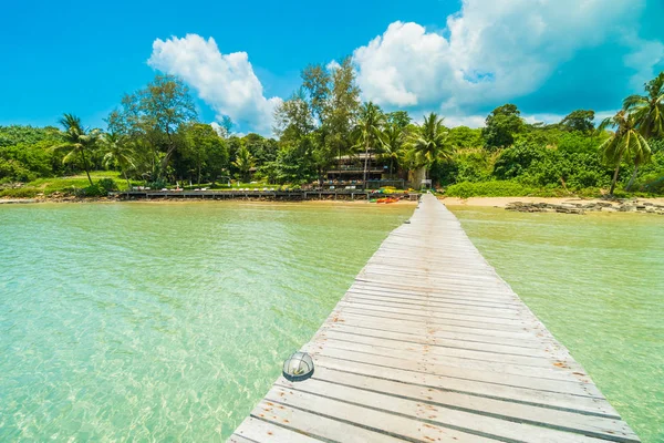 Ahşap iskele veya Cennet Adası için seyahat etmek tatil tropikal plaj ve ile köprü