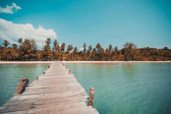 Ahşap iskele veya Cennet Adası için seyahat etmek tatil tropikal plaj ve ile köprü