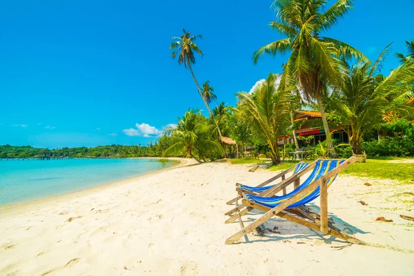 Güzel tropikal plaj ve deniz paradise Island Seyahat ve tatil için Hindistan cevizi hurma ağacı