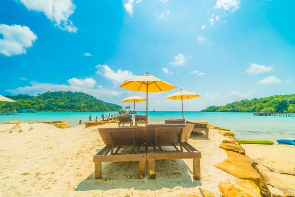 Şemsiye ve güzel tropikal plaj ve deniz paradise Island Seyahat ve tatil için Hindistan cevizi hurma ağacı ile sandalye