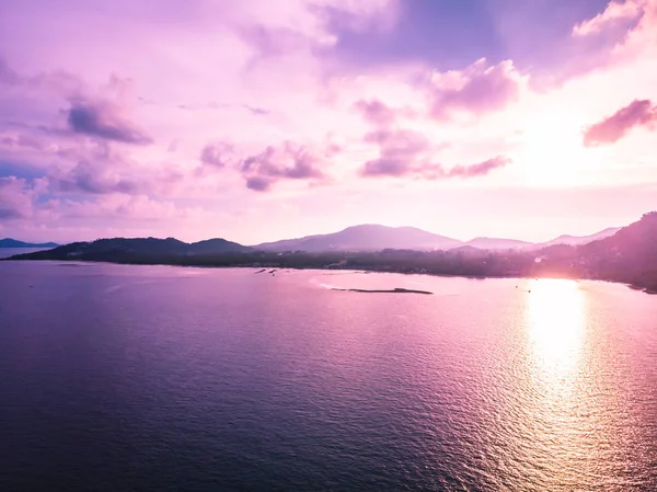 Güzel tropikal plaj ve deniz hurma ve koh samui Adası Tayland tatil ve seyahat için gündoğumu zaman diğer ağacında havadan görünümü