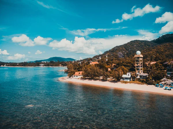 Koh samui Adası Tatil ve seyahat için mavi gökyüzünde üzerinde pek çok ağaç ve beyaz bulut deniz ve plaj güzel havadan görünümü