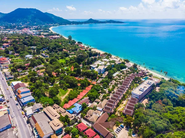 Koh samui Adası Tatil ve seyahat için mavi gökyüzünde üzerinde pek çok ağaç ve beyaz bulut deniz ve plaj güzel havadan görünümü