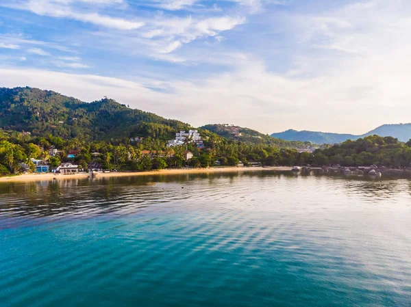Güzel tropikal plaj ve deniz hurma ve koh samui Adası seyahat ve tatil için diğer ağacında havadan görünümü