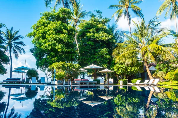 Güzel lüks otel ve tatil seyahat ve tatil için sandalye ve şemsiye ile açık yüzme havuzu