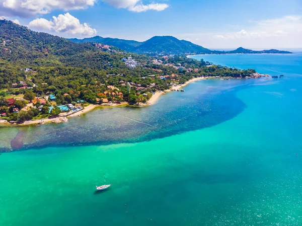 Güzel tropikal plaj ve deniz hurma ve koh samui Adası seyahat ve tatil için diğer ağacında havadan görünümü