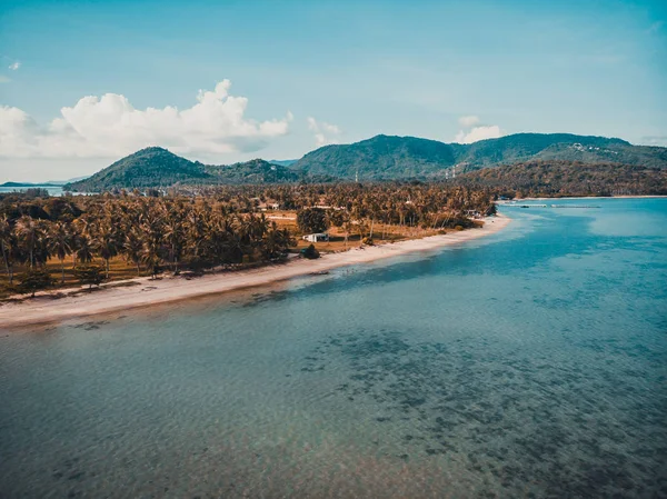Güzel tropikal plaj ve deniz hurma ve koh samui Adası seyahat ve tatil için diğer ağacında havadan görünümü