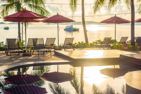 Güzel lüks otel ve tatil seyahat ve tatil için sandalye ve şemsiye ile açık yüzme havuzu