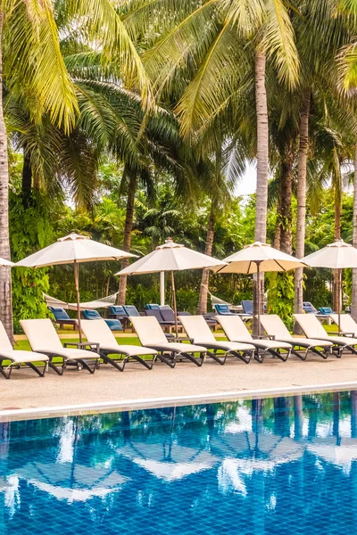 Güzel lüks otel ve tatil seyahat ve tatil için sandalye ve şemsiye ile açık yüzme havuzu