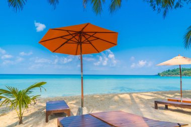 Şemsiye ve tropikal plaj ve deniz - tatil tatil kavramı üzerinde sandalye