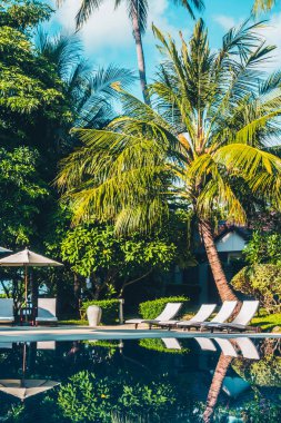 Güzel lüks otel ve tatil seyahat ve tatil için sandalye ve şemsiye ile açık yüzme havuzu