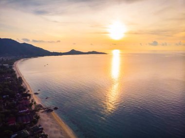 Güzel tropikal plaj ve deniz hurma ve koh samui Adası Tayland tatil ve seyahat için gündoğumu zaman diğer ağacında havadan görünümü