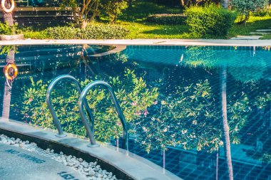 Güzel lüks otel ve resort tatil seyahat ve tatil için merdiven ile açık yüzme havuzu