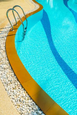 Otel ve resort tatil ve tatil için yüzme havuzu etrafında merdiven