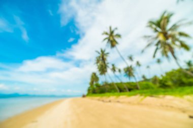 Soyut bulanıklık ve tropikal plaj ve deniz seyahat ve tatil için Hindistan cevizi hurma ağacı arka plan ile defocused