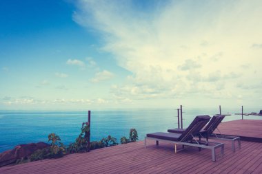 Güzel tropikal deniz okyanus ve mavi gökyüzü arka plan Oda Veranda balkon seyahat ve tatil için