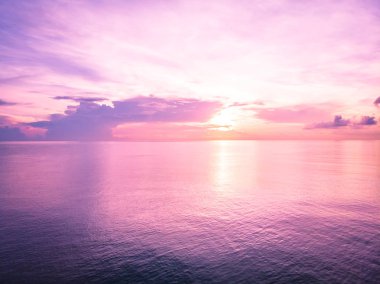 Güzel tropikal plaj ve deniz hurma ve koh samui Adası Tayland tatil ve seyahat için günbatımı zaman diğer ağacında havadan görünümü