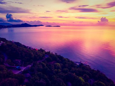 Güzel tropikal plaj ve deniz hurma ve koh samui Adası Tayland tatil ve seyahat için günbatımı zaman diğer ağacında havadan görünümü