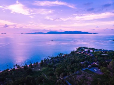Güzel tropikal plaj ve deniz hurma ve koh samui Adası Tayland tatil ve seyahat için günbatımı zaman diğer ağacında havadan görünümü