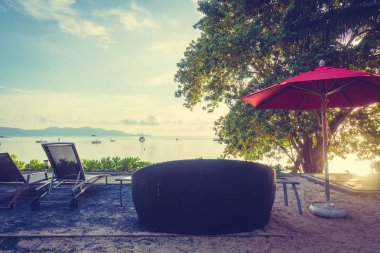 Güzel tropikal deniz okyanus ve plaj şemsiye ve sandalye seyahat ve tatil için