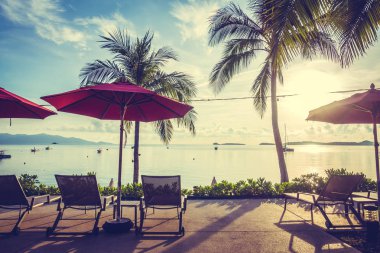 Güzel tropikal deniz okyanus ve plaj şemsiye ve sandalye seyahat ve tatil için