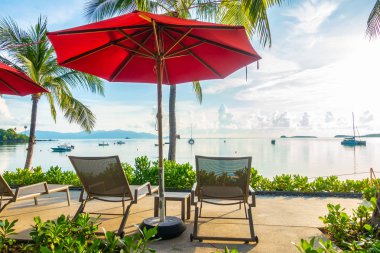 Güzel lüks otel ve tatil seyahat ve tatil için sandalye ve şemsiye ile açık yüzme havuzu