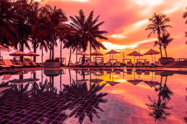 Güzel lüks otel ve tatil seyahat ve tatil için sandalye ve şemsiye ile açık yüzme havuzu