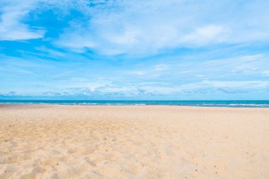 Seyahat ve tatil için güzel tropikal plaj ve deniz manzara