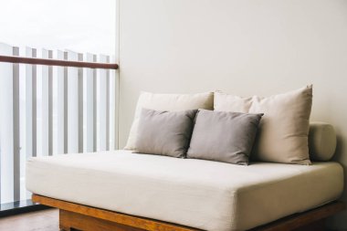Kanepe dekorasyon açık balkon ve veranda üzerinde rahat yastık