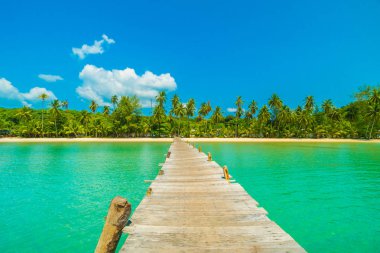 Ahşap iskele veya Cennet Adası için seyahat etmek tatil tropikal plaj ve ile köprü