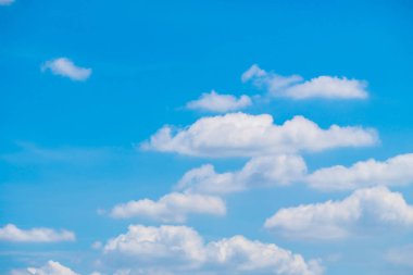 güzel beyaz bulut mavi gökyüzü arka plan üzerinde