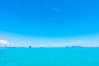 Güzel deniz ve okyanus mavi gökyüzü arka plan bulut ile