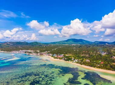 Güzel tropikal plaj ve deniz hurma ve koh samui Adası seyahat ve tatil için diğer ağacında havadan görünümü