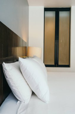 Beyaz rahat yastık yatak dekorasyon otel yatak odasında