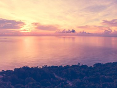 Güzel tropikal plaj ve deniz hurma ve koh samui Adası Tayland tatil ve seyahat için günbatımı zaman diğer ağacında havadan görünümü
