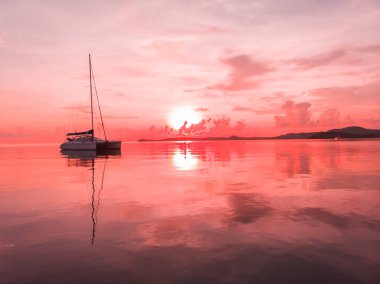 Güzel tropikal plaj ve deniz hurma ve koh samui Adası Tayland tatil ve seyahat için günbatımı zaman diğer ağacında havadan görünümü