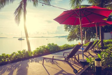 Güzel tropikal deniz okyanus ve plaj şemsiye ve sandalye seyahat ve tatil için