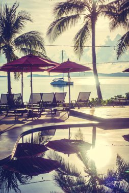 Güzel lüks otel ve tatil seyahat ve tatil için sandalye ve şemsiye ile açık yüzme havuzu